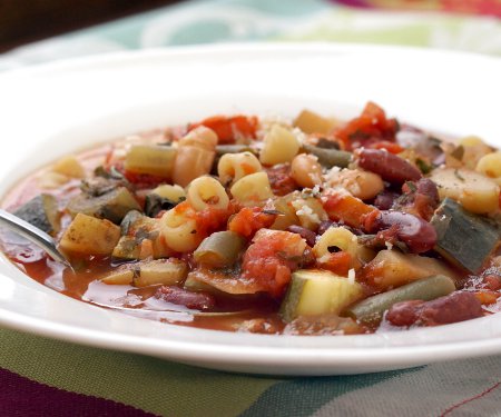 我们的缸锅中的Minestrone不是懦弱的汤。充满了矮胖的蔬菜和载有草药，这是你慢炖锅里易于制作的一些严肃的舒适食品。|m.jamahire.com.GydF4y2Ba