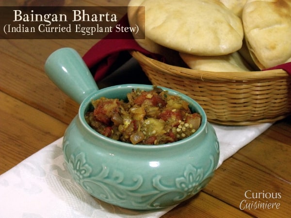 Baingan Bharta是一种温暖的印度茄子炖菜，将多种蔬菜和烟熏咖喱酱混合在一起，配上米饭或热面包非常美味。——来自Curious Cuisiniere的Baingan Bharta(印度咖喱茄子炖菜)gydF4y2Ba