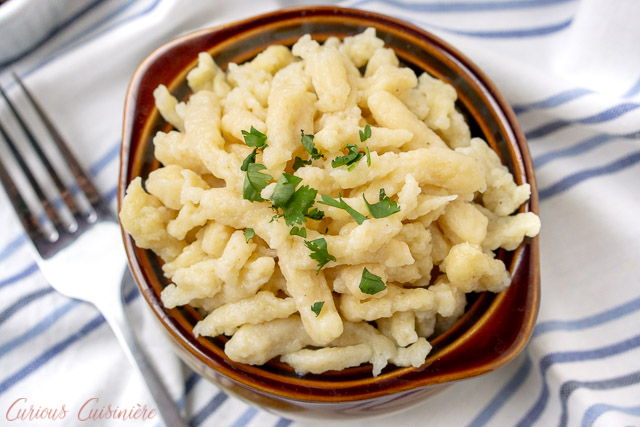 蓝色和白色背景上的德国面饼。gydF4y2Ba