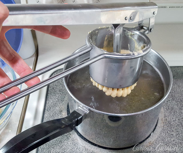 用马铃薯ricer制作散步。gydF4y2Ba