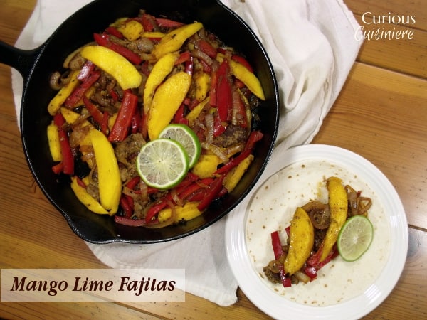 这些鹿肉法士达为经典的墨西哥菜肴带来了独特的加勒比风味。（没有鹿肉？牛肉也在工作！）- Mango Lime Fajitas from Curious Cuisineire