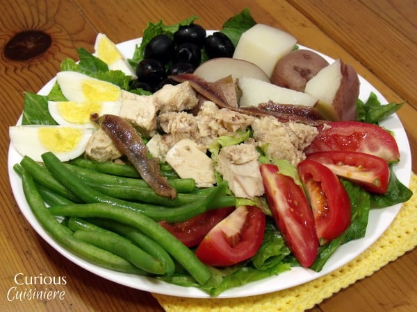 Salade Nicoise是一种丰满的蛋白质包装沙拉，装满了鸡蛋，金枪鱼，橄榄和蔬菜。非常适合那些辣椒粉的春天。- 来自好奇的烹饪的沙拉尼科西GydF4y2Ba
