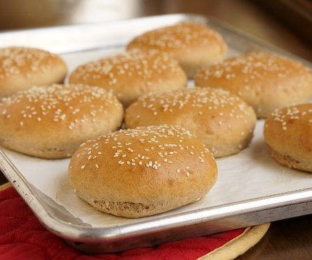 这些自制的小麦汉堡面包在不到一个小时的时间里就从一堆原料变成了蓬松的金色小面包。| www.CuriousCuisiniere.com