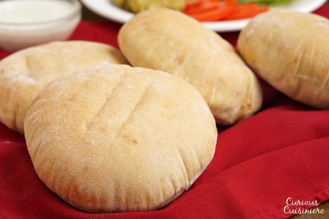 这是一种松软的面包，非常适合蘸料或填充物。全麦皮塔面包食谱结合了全麦的精华，口感和味道都非常棒。| www.CuriousCuisiniere.com