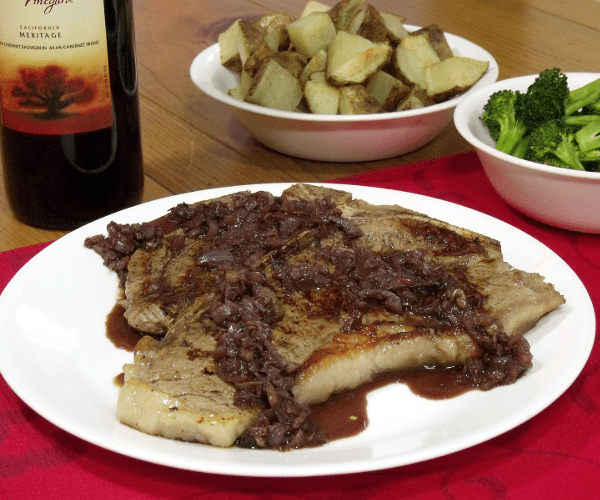 没有什么比美味的烤牛排更美味的了,除非你可以像法国波尔多地区那样,在上面浇上红酒和小葱头。