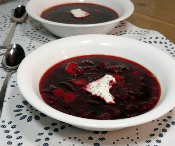 一种在波兰、俄罗斯和乌克兰流行的传统甜菜汤。