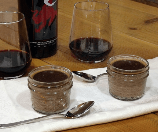 浓郁的黑巧克力烤成奶油蛋羹。巧克力爱好者们,这是你们的梦想成真!