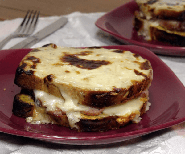 法国版的烤奶酪将火腿、第戎芥末、瑞士奶酪和奶油酱融合在一起,做成了一个史诗般的三明治。