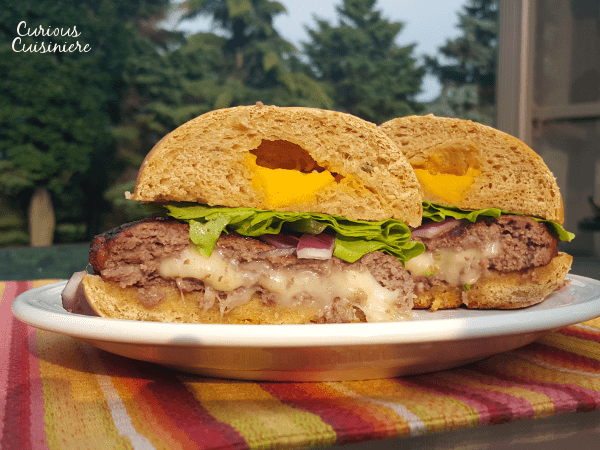 用粘糊糊的奶酪填充多汁的汉堡是任何夏季烧烤或露面的完美补充。烧烤！