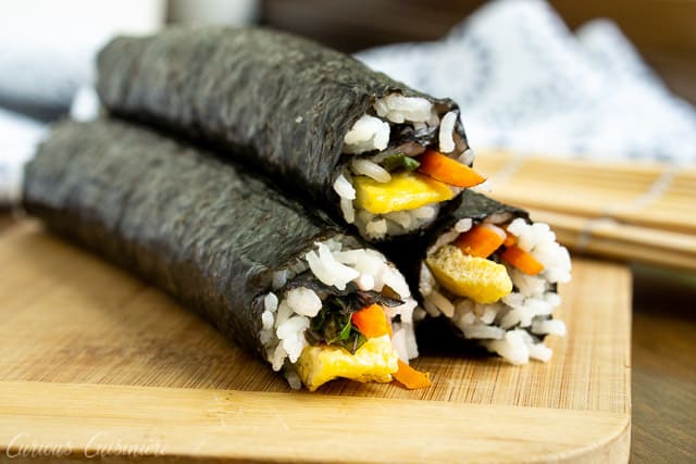 紫菜包饭(或紫菜包饭)可以被称为韩国寿司，如果你是寿司的粉丝，你会喜欢这些卷的清淡和略带坚果的味道。它们是夏季野餐和午餐的完美食谱!| www.CuriousCuisiniere.com