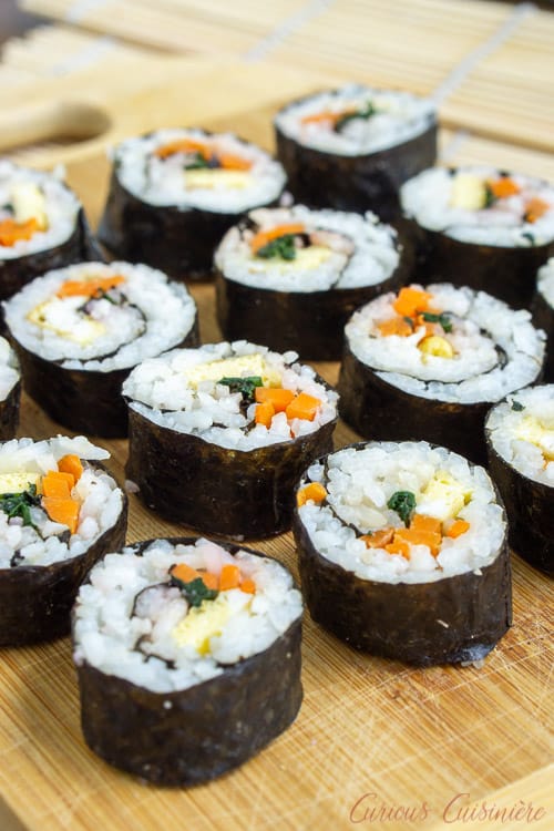 紫菜包饭(或紫菜包饭)可以被称为韩国寿司，如果你是寿司的粉丝，你会喜欢这些卷的清淡和略带坚果的味道。它们是夏季野餐和午餐的完美食谱!| www.CuriousCuisiniere.com