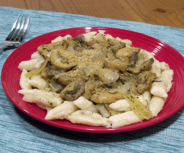 波兰版的意大利汤圆。松软的土豆饺子,上面撒着奶酪或蘑菇,味道鲜美。