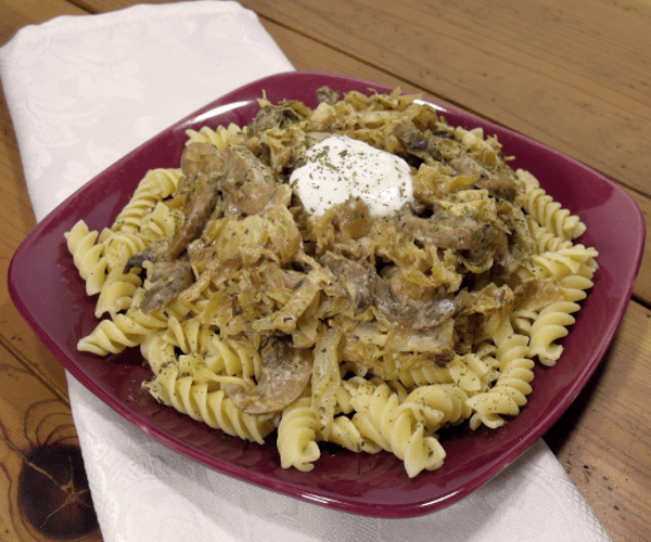 这道美味的波兰意式融合菜里有卷心菜和蘑菇。