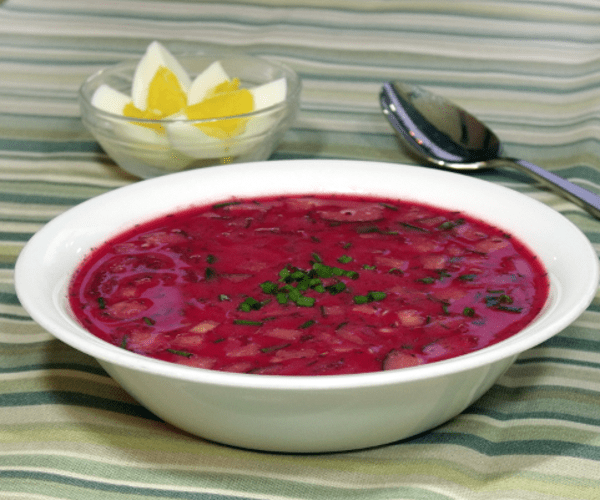 这是夏季的完美汤,这道菜将甜菜、黄瓜和酸奶混合在一起,颜色鲜亮,口感柔滑,提神。