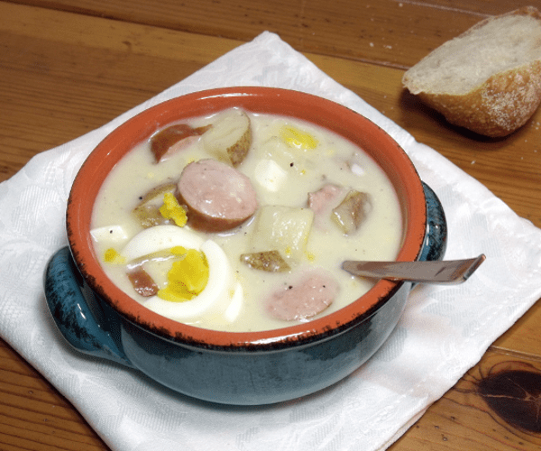 有香肠、土豆和煮鸡蛋的奶油波兰汤。