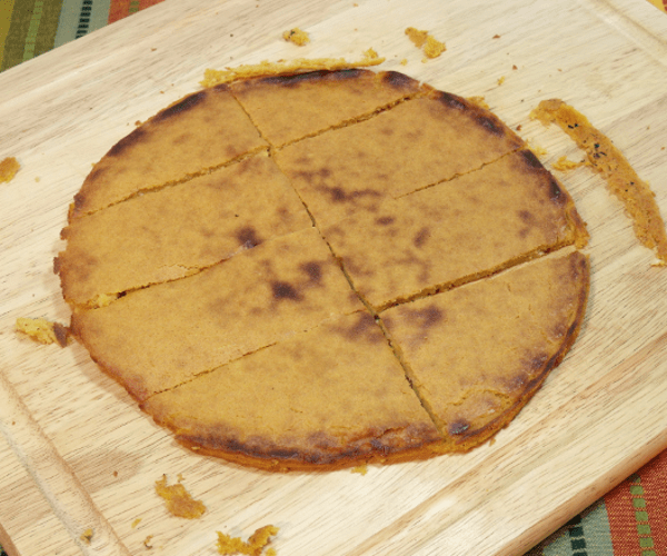 socca是一种来自法国南部的鹰嘴豆扁平面包,是一种烟熏的、带有坚果的街头食品,非常适合在棚屋里吃。