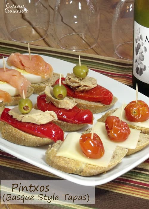 有趣,美味的材料,堆在厚法棍切片上,使独特的开胃菜或聚会食物。| m.jamahire.com