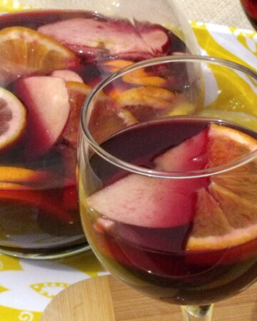 西班牙红葡萄酒在这个经典的红葡萄酒中遇到橘子，苹果，柠檬和白兰地，适合任何夏季派对或露面。