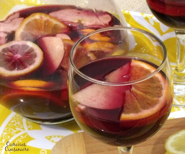 西班牙红葡萄酒在这个经典的红葡萄酒中遇到橘子，苹果，柠檬和白兰地，适合任何夏季派对或露面。