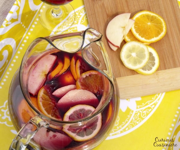西班牙红葡萄酒在这个经典的西班牙红葡萄酒中遇到橘子，苹果，柠檬和白兰地，适合任何夏季派对或露水。