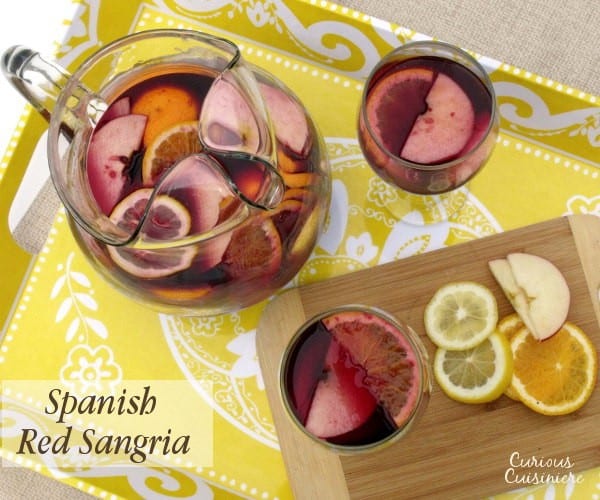 西班牙红葡萄酒在这个经典的西班牙红葡萄酒中遇到橘子，苹果，柠檬和白兰地，适合任何夏季派对或露水。