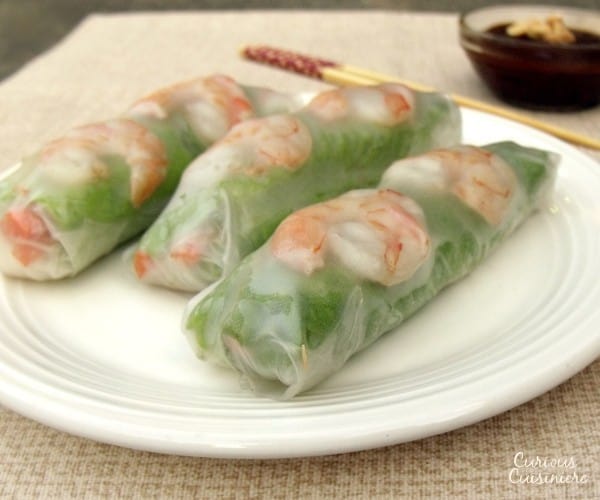 猪肉,虾,生菜,新鲜的草药,胡萝卜和米粉包裹在米纸中,使春卷健康的午餐或小吃。包括有关如何缠绕和滚动弹簧卷的详细说明。|m.jamahire.com.