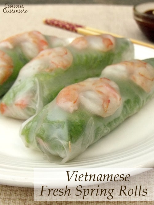 猪肉,虾,生菜,新鲜的草药,胡萝卜和米粉包裹在米纸中,使春卷健康的午餐或小吃。包括有关如何缠绕和滚动弹簧卷的详细说明。|m.jamahire.com.