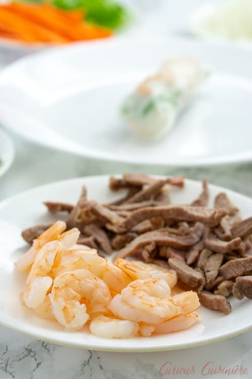 虾和煮熟的猪肉为越南新鲜的春卷。