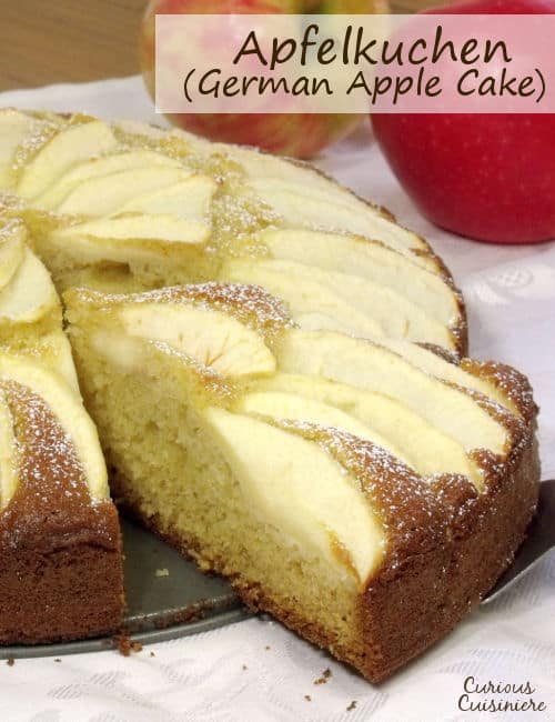 松软的奶油蛋糕，上面盖着苹果片，Apfelkuchen，或德国苹果蛋糕，是完美的秋季甜点。| m.jamahire.com