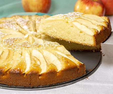 一片湿润和黄油apfelkuchen，被删除了德国苹果蛋糕。| www.CuriousCuisiniere.com