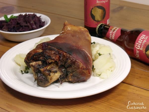 Schweinshaxe是一种鲜嫩多汁的猪肉，外皮又咸又脆，是典型的慕尼黑啤酒节盛宴，配上一大杯你最爱的啤酒再完美不过了。| m.jamahire.com