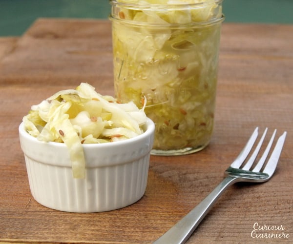 卷心菜和盐是你在家里做这种正宗德国泡菜所需要的全部。| m.jamahire.com