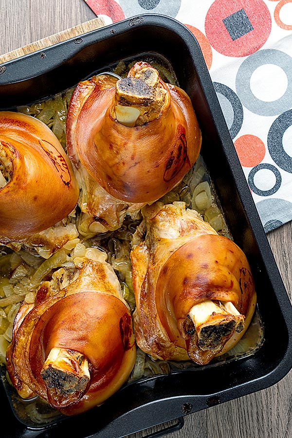 Schweinshaxe（德国烤猪肉指关节）在烘焙平底锅顶上的图像