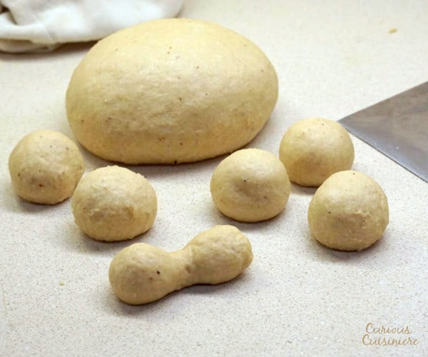 Pan de Muerto是一种清淡甜的墨西哥亡灵节面包，传统上用茴香末调味，刷上一层橙色釉。