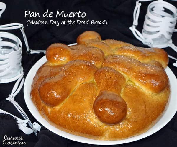 Pan de Muerto是一种清淡甜的墨西哥亡灵节面包，传统上用茴香末调味，刷上一层橙色釉。