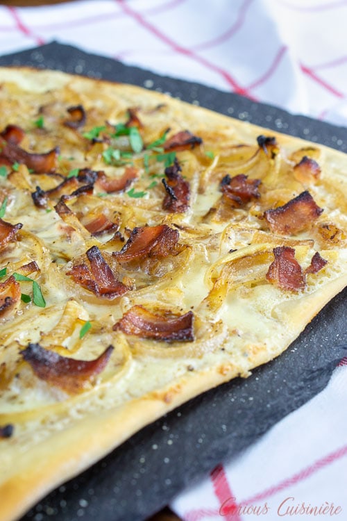 Flammekuchen,法国阿尔萨斯披萨配培根和焦糖洋葱。