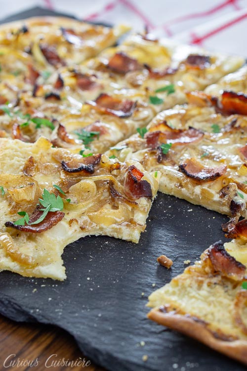 Flammekuchen,德国披萨,咬在板岩板上。