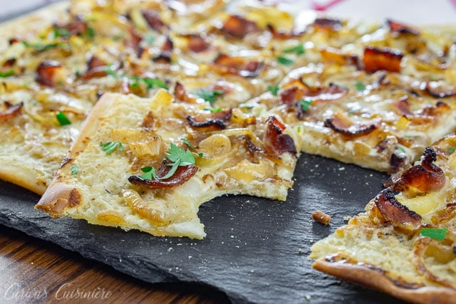 Flammekuchen,德国披萨,咬在板岩板上。