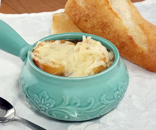 安慰法国洋葱汤结合了焦糖洋葱，脆吐司，以及一个舒适的菜肴的粘糊糊的奶酪。|m.jamahire.com.