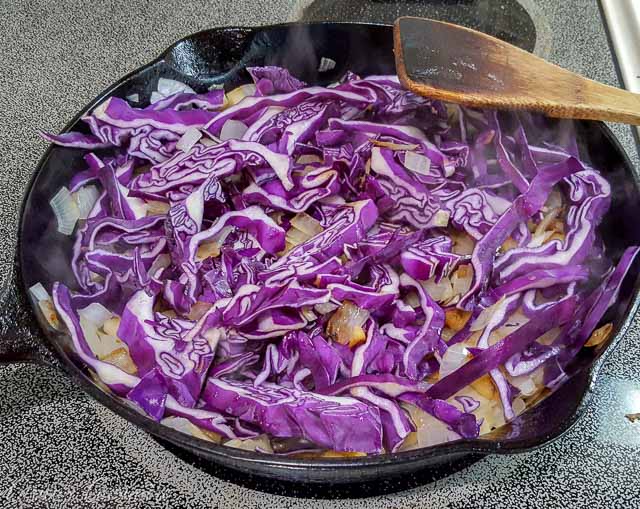 用铸铁煎锅做德国德国红烧卷心菜。