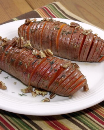 Hasselback土豆为一个美妙呈现的假日侧面菜肴，并使用红薯使他们成为任何感恩节桌子的完美补充！| m.jamahire.com