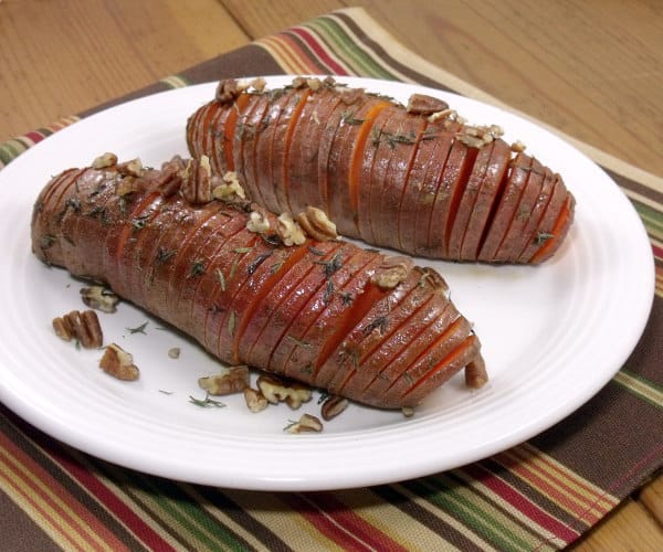 Hasselback土豆为一个美妙呈现的假日侧面菜肴，并使用红薯使他们成为任何感恩节桌子的完美补充！|m.jamahire.com.