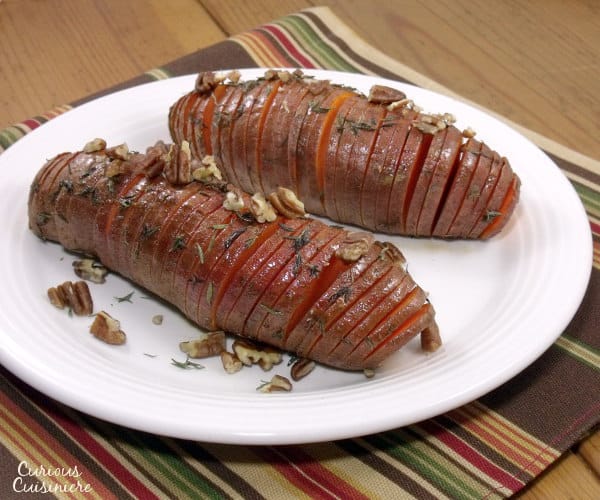 Hasselback Sweet Potatoes为一个美丽呈现的假日配菜。他们是您感恩节桌子的Sweet Potato Casserole的完美替代品！| m.jamahire.com