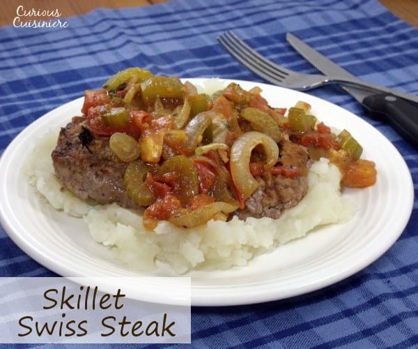 这款Quick and Easy Swiss Steak在煎锅中煮熟，即使在繁忙的周末也可以享受这种严重的舒适食品。|m.jamahire.com.