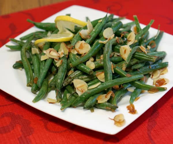 用烤的杏仁和柠檬飞溅打扮你的青豆。粗糙的Verts Amadine是您的假期晚餐的完美，轻松而且优雅的配菜！| m.jamahire.com
