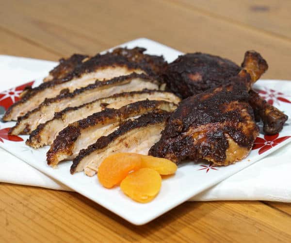 用这个熏蒸的烤鸭的这个食谱改变你的假日晚餐常规，配备了丰富的Ancho和杏摩尔酱。|m.jamahire.com.