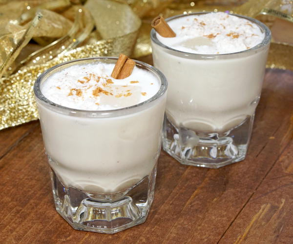 朗姆酒和椰奶使蛋奶酒的波多黎各风味带有加勒比风情。顺滑和奶油，这是一个简单的饮料，为你的节日派对的客人!| m.jamahire.com