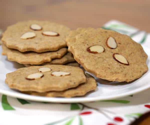 也被称为荷兰风车饼干，我们的荷兰Speculoos可能不是风车的形状，但它们仍然带来了相同的酥脆，香料饼干的味道，传统的圣诞节食谱。| m.jamahire.com