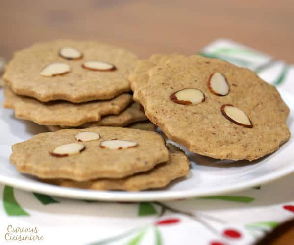 又称荷兰风车饼干，我们的speculaas（或lequloos）可能不是风车的形状，但它们仍然带来相同的酥脆，加香料的传统圣诞配方的味道。| m.jamahire.com