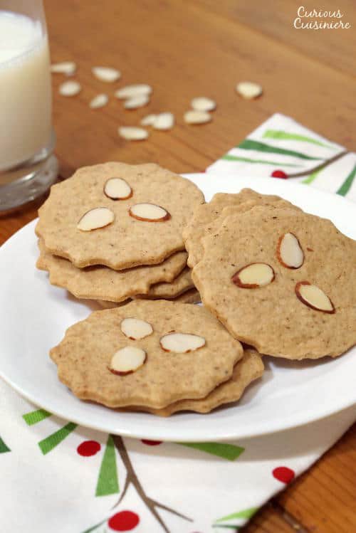 又称荷兰风车饼干，我们的speculaas（或lequloos）可能不是风车的形状，但它们仍然带来相同的酥脆，加香料的传统圣诞配方的味道。| m.jamahire.com